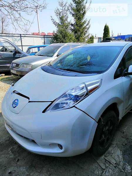 Nissan Leaf 2013  випуску Чернівці з двигуном 0 л дизель хэтчбек автомат за 4700 долл. 