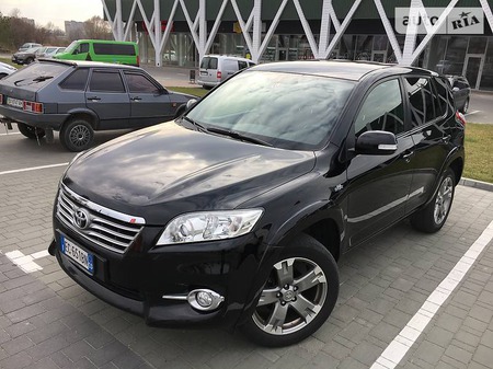 Toyota RAV 4 2010  випуску Хмельницький з двигуном 2.2 л дизель позашляховик автомат за 14900 долл. 