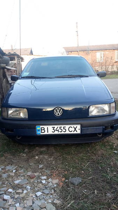 Volkswagen Passat 1990  випуску Полтава з двигуном 1.8 л бензин седан механіка за 3200 долл. 
