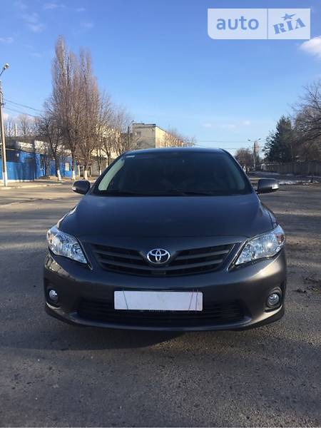 Toyota Corolla 2013  випуску Харків з двигуном 1.6 л газ седан автомат за 13800 долл. 