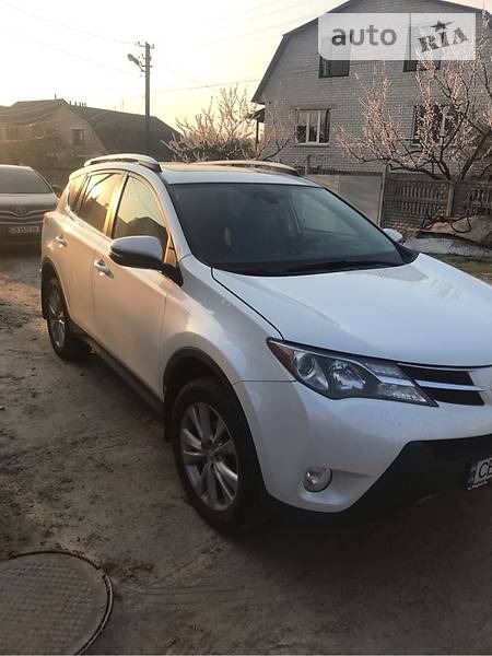 Toyota RAV 4 2014  випуску Чернігів з двигуном 2.5 л бензин позашляховик автомат за 18999 долл. 