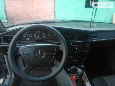 Mercedes-Benz 190 1993  випуску Полтава з двигуном 1.8 л газ седан механіка за 3200 долл. 