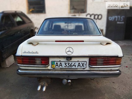 Mercedes-Benz E 230 1976  випуску Рівне з двигуном 2.3 л дизель седан механіка за 1300 долл. 