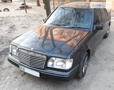Mercedes-Benz E 230 1988  випуску Київ з двигуном 2.3 л газ седан автомат за 2950 долл. 