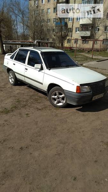 Opel Kadett 1988  випуску Дніпро з двигуном 1.3 л бензин седан механіка за 1000 долл. 