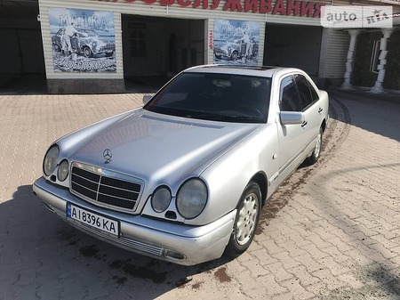 Mercedes-Benz E 220 1996  випуску Київ з двигуном 2.2 л дизель седан механіка за 3800 долл. 