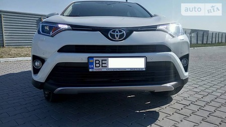 Toyota RAV 4 2017  випуску Миколаїв з двигуном 2 л бензин позашляховик автомат за 28600 долл. 