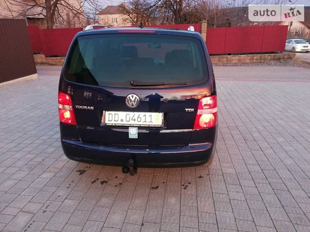 Volkswagen Touran 2004  випуску Тернопіль з двигуном 2 л дизель універсал механіка за 7550 долл. 