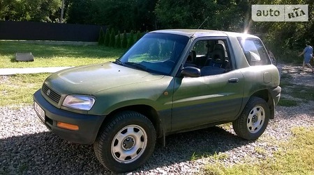 Toyota RAV 4 1995  випуску Чернівці з двигуном 2 л бензин позашляховик автомат за 1900 долл. 