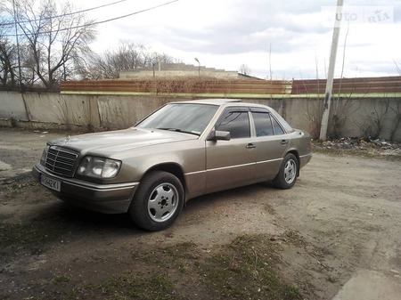 Mercedes-Benz E 220 1993  випуску Донецьк з двигуном 2.2 л бензин седан механіка за 3500 долл. 