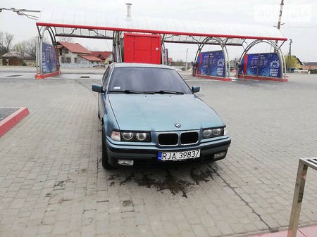 BMW 318 1995  випуску Івано-Франківськ з двигуном 1.8 л бензин седан механіка за 650 долл. 