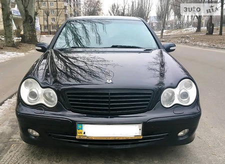 Mercedes-Benz C 200 2006  випуску Дніпро з двигуном 1.8 л газ седан автомат за 9500 долл. 