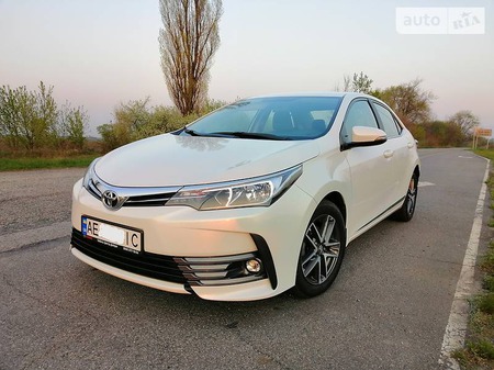 Toyota Corolla 2018  випуску Дніпро з двигуном 1.6 л бензин седан автомат за 19200 долл. 