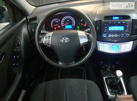 Hyundai Elantra 2010  випуску Хмельницький з двигуном 1.6 л газ седан механіка за 8850 долл. 