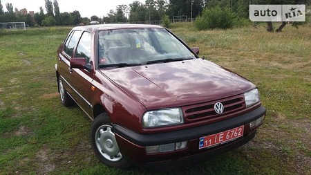 Volkswagen Vento 1992  випуску Черкаси з двигуном 1.8 л бензин седан механіка за 3800 долл. 