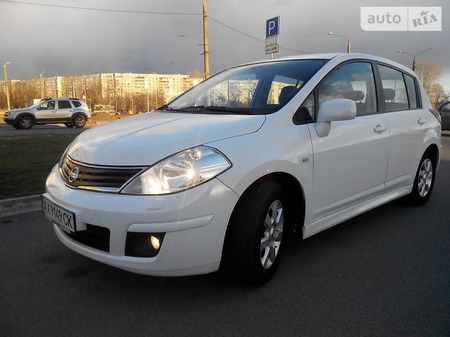 Nissan Tiida 2011  випуску Харків з двигуном 1.6 л газ хэтчбек автомат за 9600 долл. 