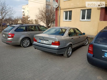 BMW 318 1994  випуску Тернопіль з двигуном 1.8 л бензин седан механіка за 599 долл. 