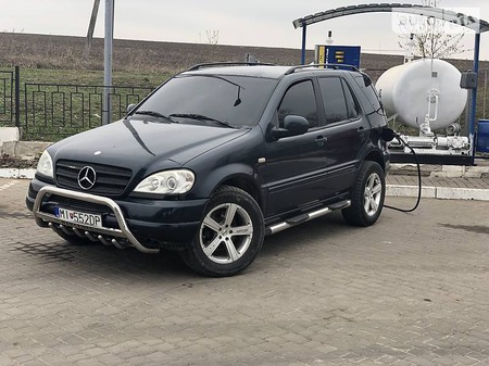 Mercedes-Benz ML 430 1999  випуску Івано-Франківськ з двигуном 4.3 л газ позашляховик автомат за 2999 долл. 