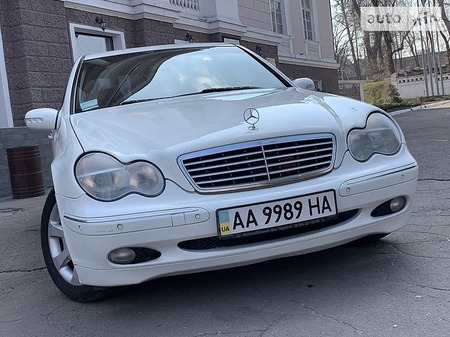 Mercedes-Benz C 240 2003  випуску Дніпро з двигуном 2.6 л бензин седан автомат за 6700 долл. 