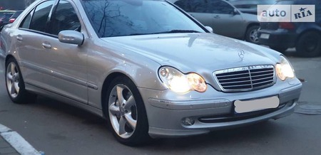 Mercedes-Benz C 200 2004  випуску Київ з двигуном 1.8 л бензин седан автомат за 9000 долл. 