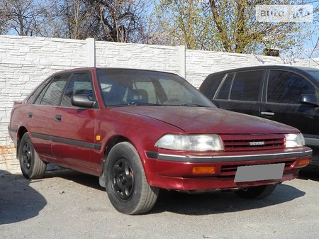 Toyota Carina 1990  випуску Дніпро з двигуном 2 л газ седан механіка за 1999 долл. 