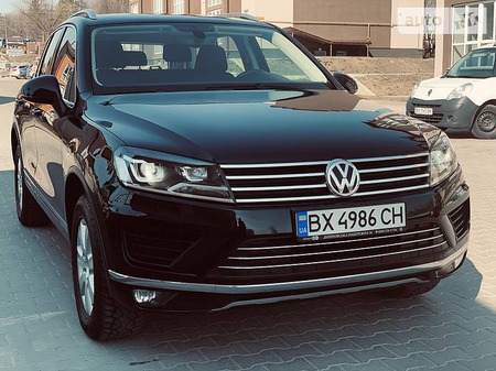 Volkswagen Touareg 2015  випуску Хмельницький з двигуном 3 л дизель позашляховик автомат за 33799 долл. 