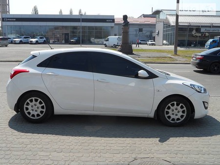 Hyundai i30 2013  випуску Дніпро з двигуном 1.4 л бензин хэтчбек механіка за 11500 долл. 