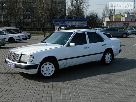 Mercedes-Benz E 200 1988  випуску Дніпро з двигуном 2 л дизель седан механіка за 3400 долл. 