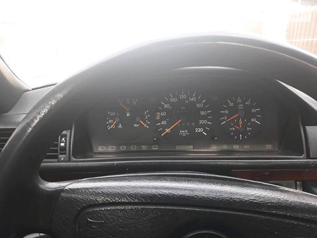 Mercedes-Benz E 250 1994  випуску Чернівці з двигуном 2.5 л дизель седан автомат за 4500 долл. 