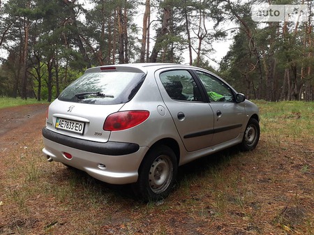 Peugeot 206 2006  випуску Дніпро з двигуном 1.6 л бензин хэтчбек механіка за 4500 долл. 