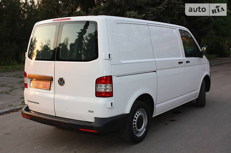 Volkswagen Transporter 2015  випуску Полтава з двигуном 2 л дизель мінівен механіка за 12999 долл. 