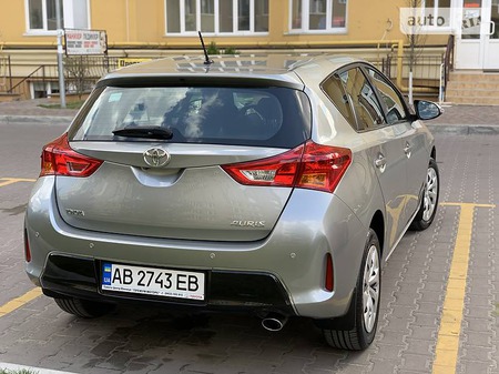 Toyota Auris 2012  випуску Київ з двигуном 1.6 л бензин хэтчбек автомат за 14950 долл. 