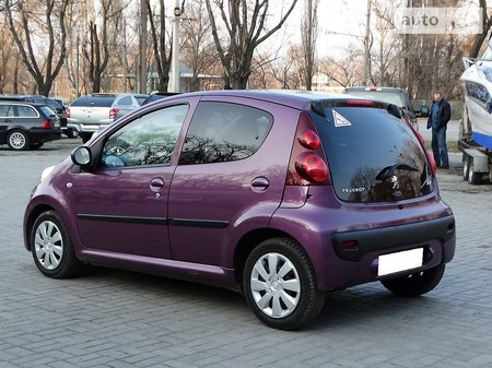 Peugeot 107 2014  випуску Дніпро з двигуном 1 л бензин хэтчбек автомат за 7800 долл. 