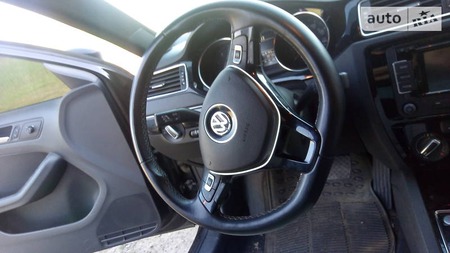 Volkswagen Jetta 2015  випуску Луганськ з двигуном 1.8 л бензин седан автомат за 10200 долл. 