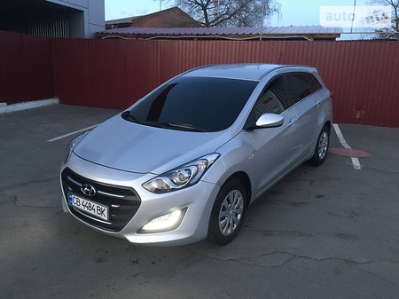 Hyundai i30 2015  випуску Чернігів з двигуном 1.6 л дизель універсал автомат за 12900 долл. 