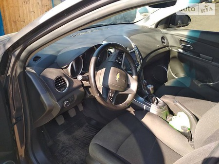 Chevrolet Cruze 2013  випуску Луганськ з двигуном 1.8 л бензин седан механіка за 11000 долл. 