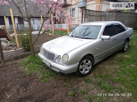 Mercedes-Benz E 300 1999  випуску Полтава з двигуном 3 л дизель седан автомат за 6700 долл. 