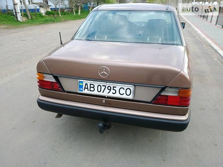 Mercedes-Benz E 260 1989  випуску Вінниця з двигуном 2.6 л газ седан механіка за 2800 долл. 