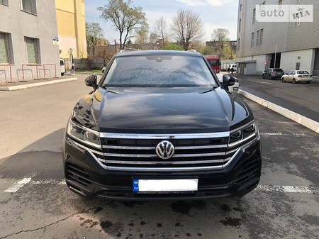 Volkswagen Touareg 2018  випуску Київ з двигуном 3 л бензин позашляховик автомат за 58900 долл. 