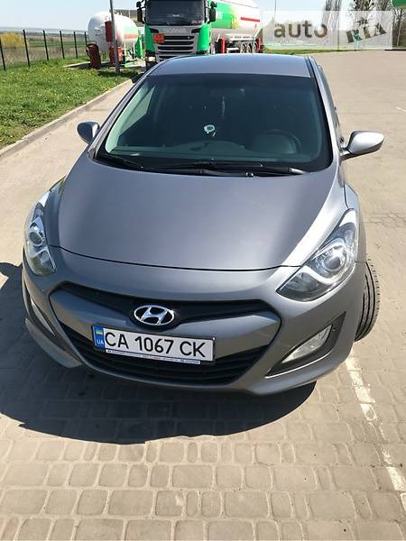 Hyundai i30 2013  випуску Черкаси з двигуном 1.4 л бензин хэтчбек механіка за 9750 долл. 