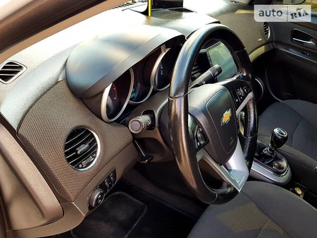 Chevrolet Cruze 2013  випуску Харків з двигуном 1.8 л газ седан механіка за 9700 долл. 
