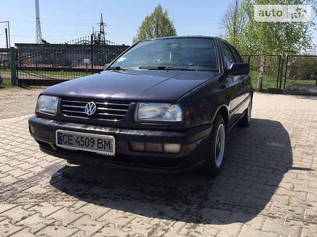 Volkswagen Vento 1996  випуску Чернівці з двигуном 1.8 л газ седан механіка за 3350 долл. 
