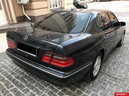 Mercedes-Benz E 240 1999  випуску Київ з двигуном 2.4 л газ седан автомат за 5800 долл. 