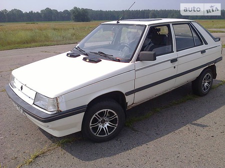 Renault 11 1988  випуску Полтава з двигуном 1.4 л  хэтчбек  за 950 долл. 