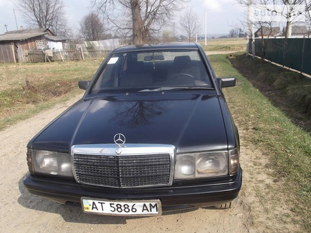 Mercedes-Benz 190 1986  випуску Чернівці з двигуном 2 л газ седан механіка за 2650 долл. 