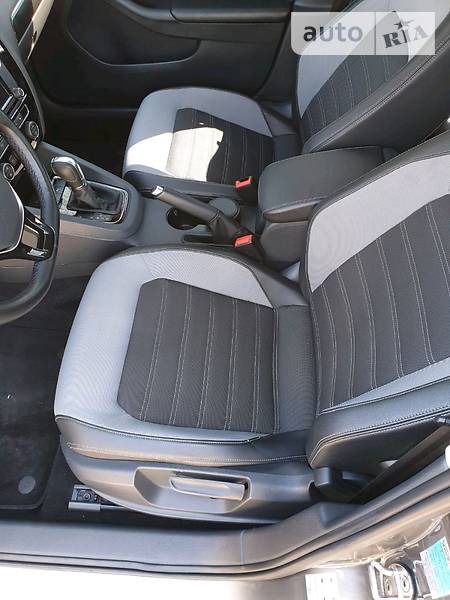 Volkswagen Jetta 2016  випуску Дніпро з двигуном 1.6 л дизель седан автомат за 15800 долл. 