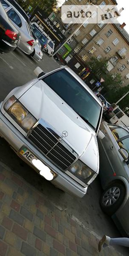 Mercedes-Benz E 220 1993  випуску Дніпро з двигуном 2.2 л газ седан механіка за 5500 долл. 