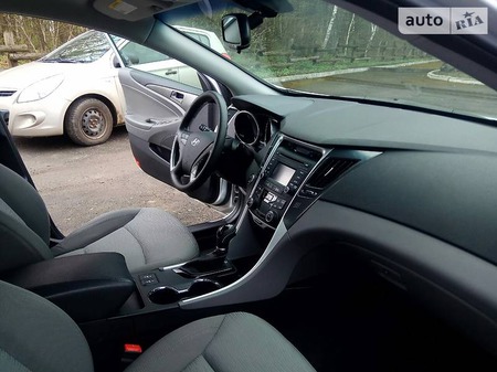 Hyundai Sonata 2014  випуску Вінниця з двигуном 2.4 л гібрид седан автомат за 12999 долл. 