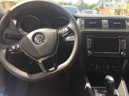 Volkswagen Jetta 2015  випуску Київ з двигуном 2 л бензин седан автомат за 12599 долл. 