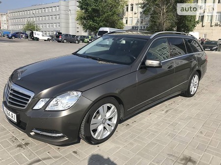 Mercedes-Benz E 200 2012  випуску Дніпро з двигуном 1.8 л бензин універсал автомат за 14800 долл. 